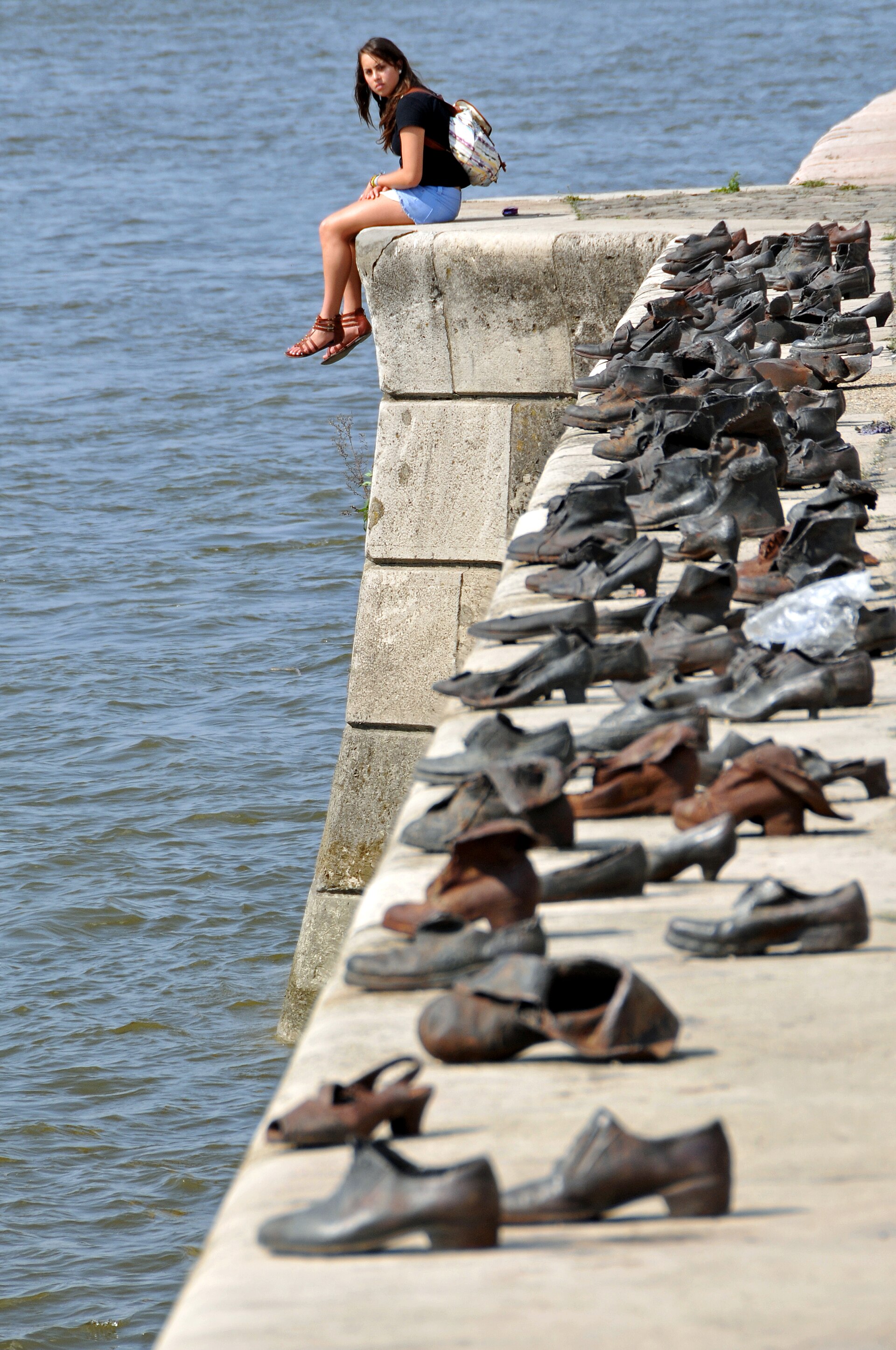 The shoes memorial along the embankment