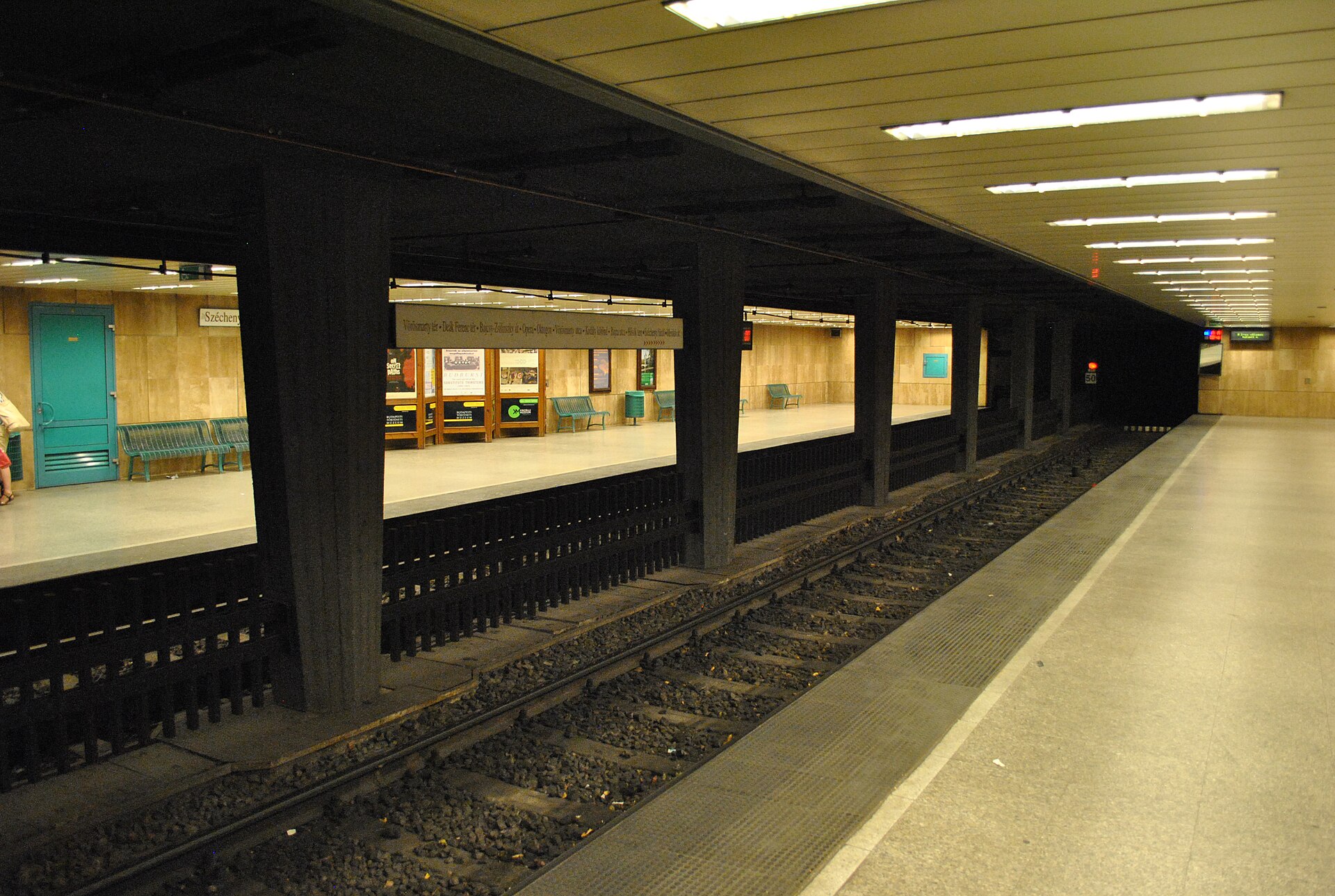 Széchenyi fürdő metro station inside