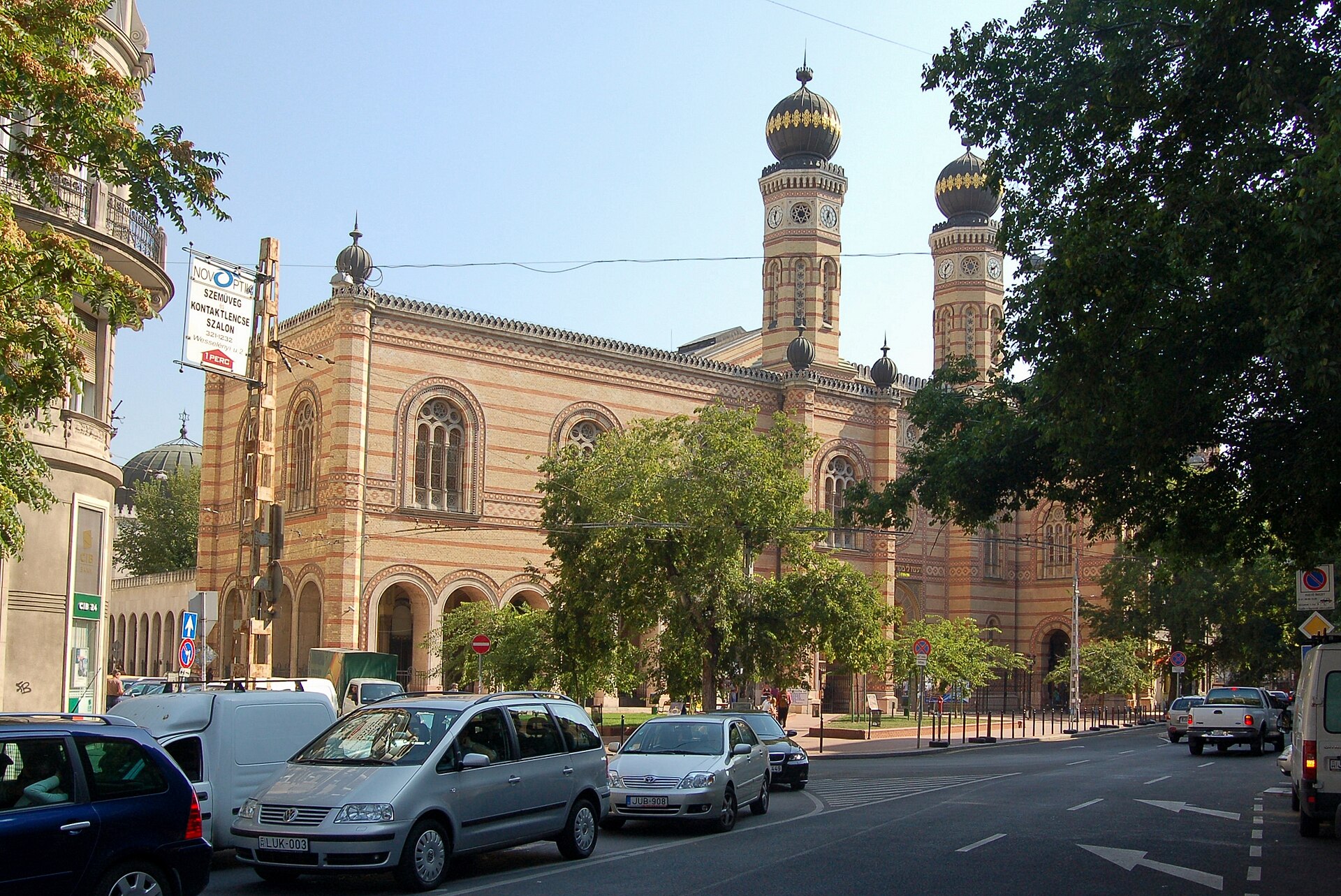 Dohany Street beside the synagogue